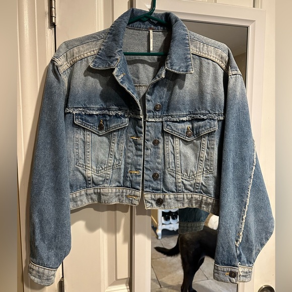 Cute Free People cropped denim jacket - Picture 1 of 8